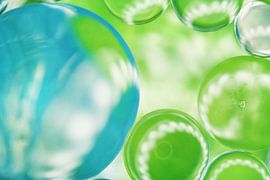 Abstrakt aus grünen und blauen Tropfen von LHJB Photography