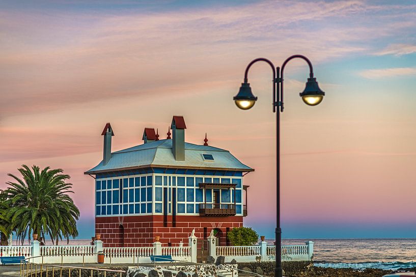 Chalet coloré sur la côte de Lanzarote dans la douce lumière du soir par Harrie Muis