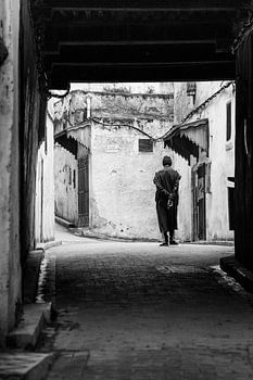 A timeless moment in the Fez medina (Morocco) – fine art black-and-white photography