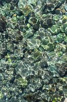 Blauwgroen zeewater en reflecties van zonlicht