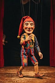 Eine historische Narrenmarionette auf der Bühne von Markus Gann