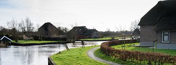 zicht op het dorp Dwarsgracht, Giethoorn, Nederland van Leoniek van der Vliet