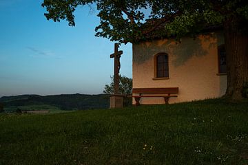 Kapelle und Pausenbank im Abendlicht von Holger Spieker