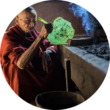 Norse monnik kookt in een ouderwetse keuken in een budhistisch klooster in de omgevinf van Inle in M van Wout Kok