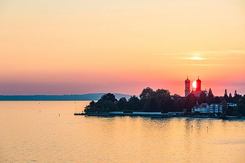 Friedrichshafen aan het Bodenmeer bij zonsondergang