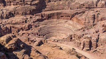 Amfitheater in de oude stad Petra, Jordanië van Jessica Lokker