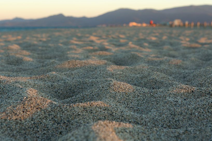 Avondlicht op het strand bij Saint-Cyprien in Frankrijk. par Alida Stuut