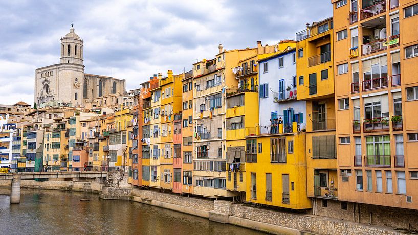 Kleurrijke huizen aan het water in Girona, Spanje van Jessica Lokker