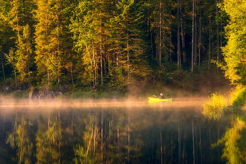 A golden morning with the canoe at Lake Eibsee