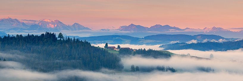 Panorama en zonsopkomst in Emmental, Zwitserland van Henk Meijer Photography