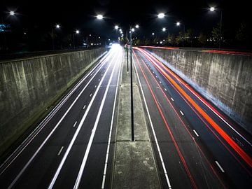 Lichtstrepen in de nacht van Eric van der Gijp