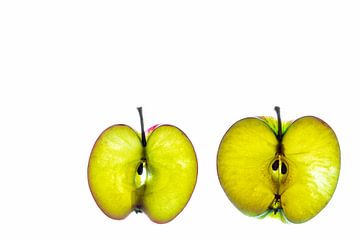 Scheiben von grünen Apfel isoliert auf einem weißen Hintergrund. von Carola Schellekens