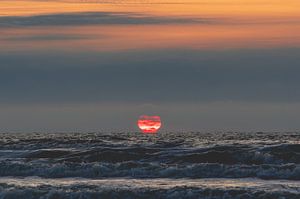 Untergehende Sonne, die mit dem Meer bei Terschelling verschmilzt von Alex Hamstra