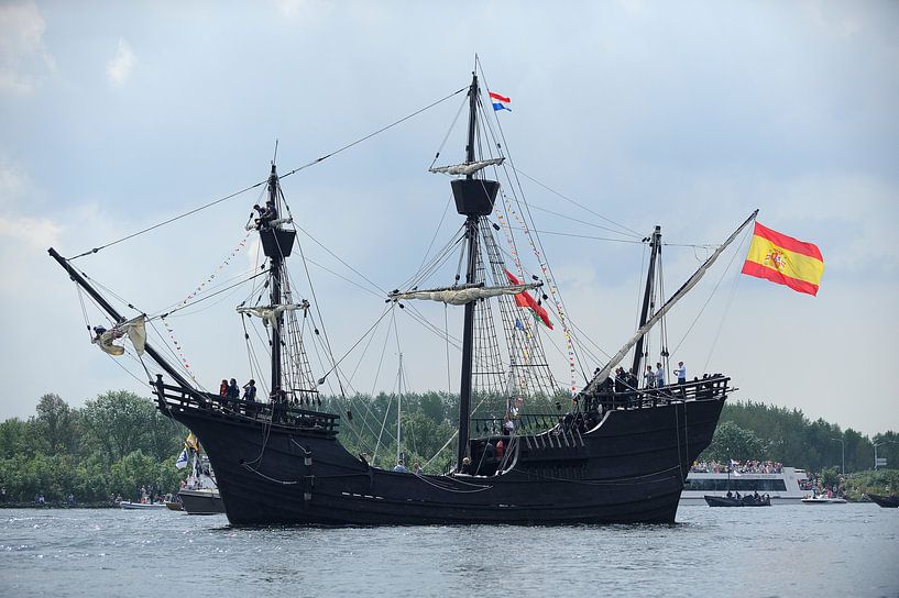 Tallship Nao Victoria bij de parade van SAIL Amsterdam 2015 van Merijn van der Vliet