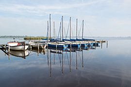 Bootjes weerspiegeld in het water van Erika van der Veen