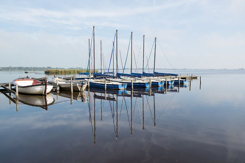 Bootjes weerspiegeld in het water par Erika van der Veen
