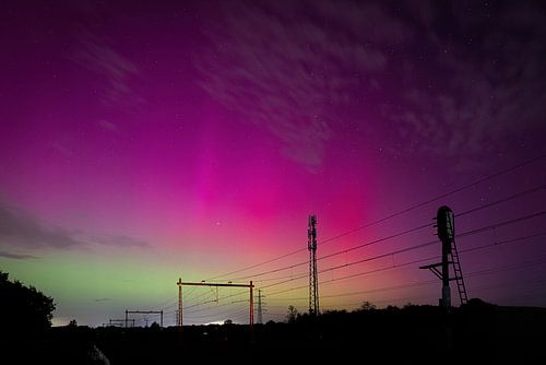 Noorderlicht boven het spoor bij Hoogeveen