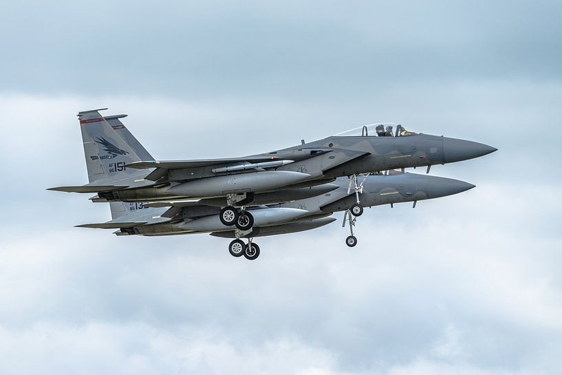 Deux F-15 de la Garde nationale aérienne de l'Oregon atterrissent simultanément sur la base aérienne par Jaap van den Berg