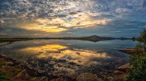Serene zonsondergang over kalme Ierse baai bij Carrigart, Ierland
