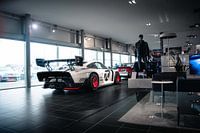 Porsche 935 'Moby Dick' in de showroom