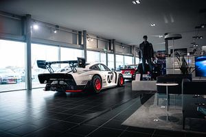 Porsche 935 'Moby Dick' in de showroom van Jarno Lammers