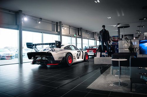 Porsche 935 'Moby Dick' in de showroom
