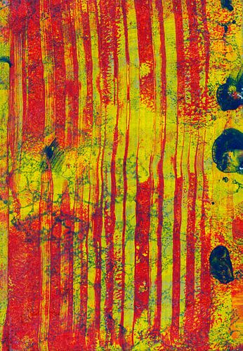 structure peinte en jaune et rouge