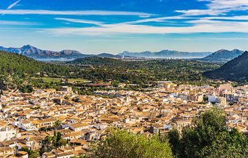 Vue de la vieille ville et de la baie de Pollenca à Majorque sur Alex Winter