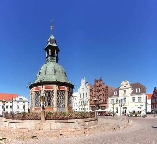 Marktplatz Wasserkunst und historischen Giebelhäusern, Wismar, Mecklenburg-Vorpommern, Deutschland, 
