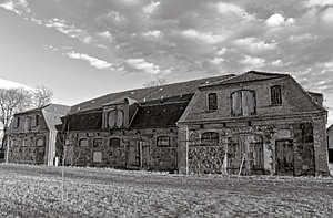 Verlassener, märchenhafter Gutshof in Wölsickendorf - monochrom