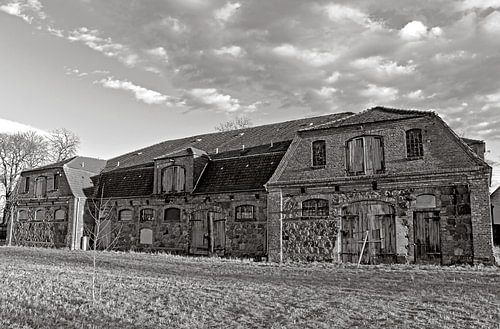 Verlassener, märchenhafter Gutshof in Wölsickendorf - monochrom