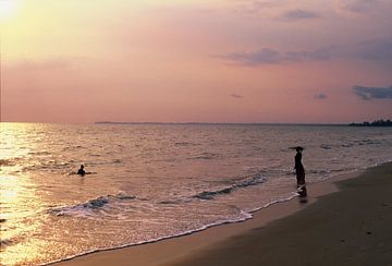 Vrouw aan zee bij zonsondergang (35mm film) van Tim van Deursen