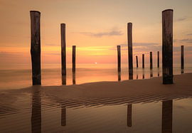 Das Pfahlbaudorf Petten bei Sonnenuntergang