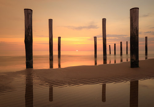 Das Pfahlbaudorf Petten bei Sonnenuntergang