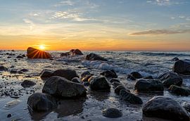 Sonnenuntergang am Strand mit Felsen an der Rügener Ostsee in Deutschland
