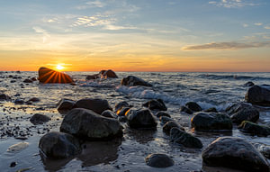 Sonnenuntergang am Strand mit Felsen an der Rügener Ostsee in Deutschland
