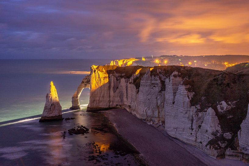 Etretat nacht oranje &amp; blauw. van Axel Weidner