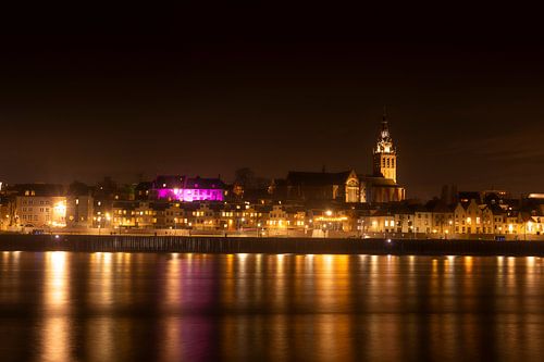 Avondlicht aan de Waalkade in Nijmegen