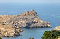 Uitzicht op een zeebaai bij Lindos op Rhodos