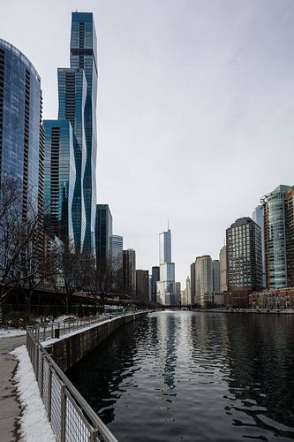 skyline van Chicago vanaf de rivier met uitzicht op trump tower