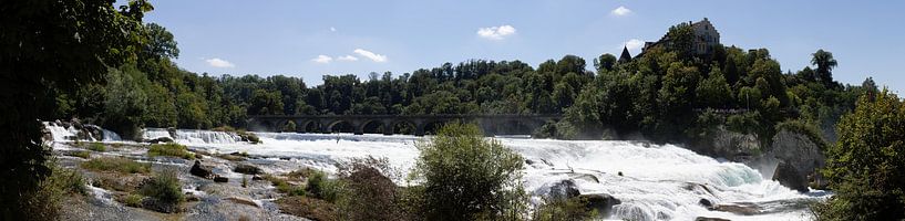 Schaffhauser Wasserfälle, Panoramablick mit Wasserfällen und Brücke im Sommer, Schweiz von Andreas Freund