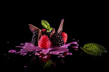 Culinair dessert, berries with cream. van Corrine Ponsen