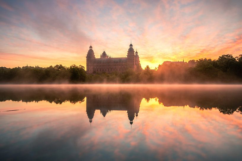 Het kasteel Johannisburg in Aschaffenburg Duitsland in de mist en de zonsopgang met reflectie van Fotos by Jan Wehnert