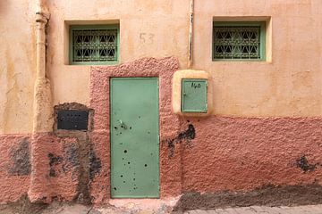 Roze met mint groen huis in Moulay Idriss | Marokko | reisfotografie print van Kimberley Helmendag