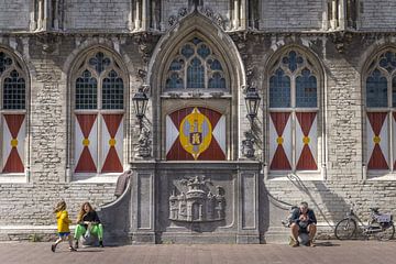 Menschen vor dem alten Rathaus von Middelburg Zeeland in den Niederlanden
