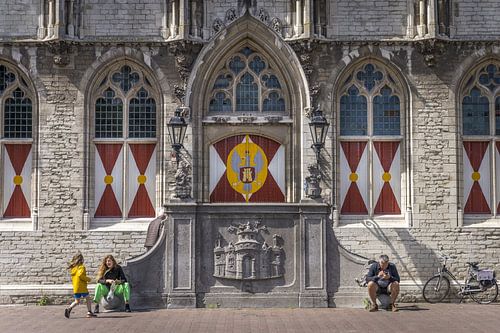 Mensen voor het oude gemeente huis van Middelburg Zeeland in Nederland