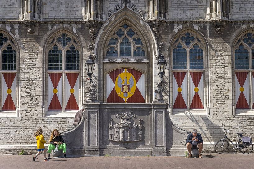 Menschen vor dem alten Rathaus von Middelburg Zeeland in den Niederlanden von Bart Ros