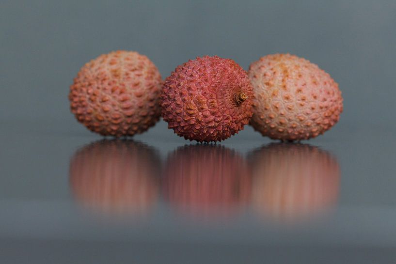 Drie lychees met reflectie (stilleven) van Tot Kijk Fotografie: natuur aan de muur