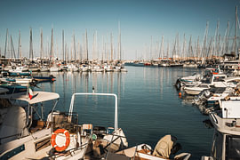 Yachthafen auf Sizilien mit Segelbooten und blauem Wasser von Femke Ketelaar