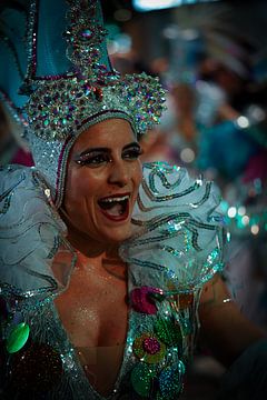 Kleurig nacht Portret van het Carnaval in Tenerife van Jos Voormolen